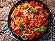 Спагети с телешка кайма, пресни чушки, лук и чери домати